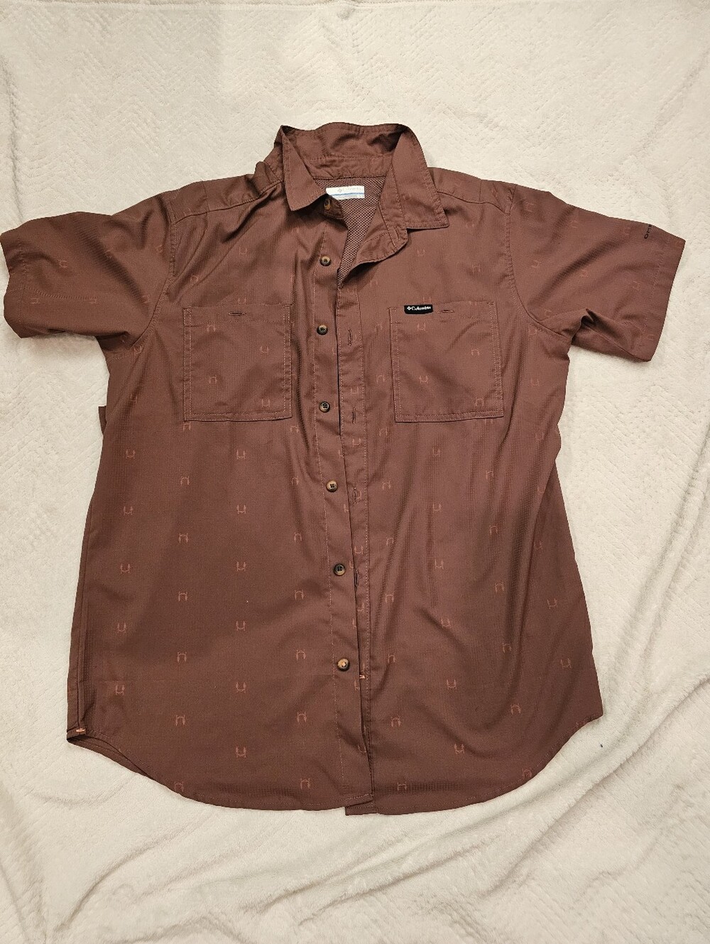 Columbia Men’s Short-Sleeve Button-Up Shirt in Brown with Subtle Pattern